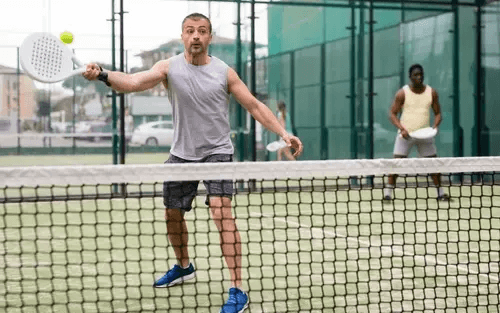 Игрок выполняет bandeja у сетки в паделе